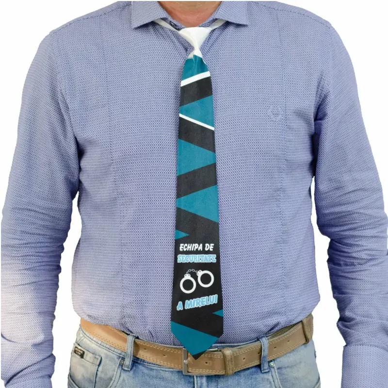 Echipa de securitate a mirelui, cravata cu mesaj